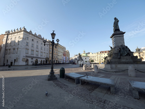 Kraków Rynek pomnik Adama Mickiewicz we wczesnych godzinach porannych