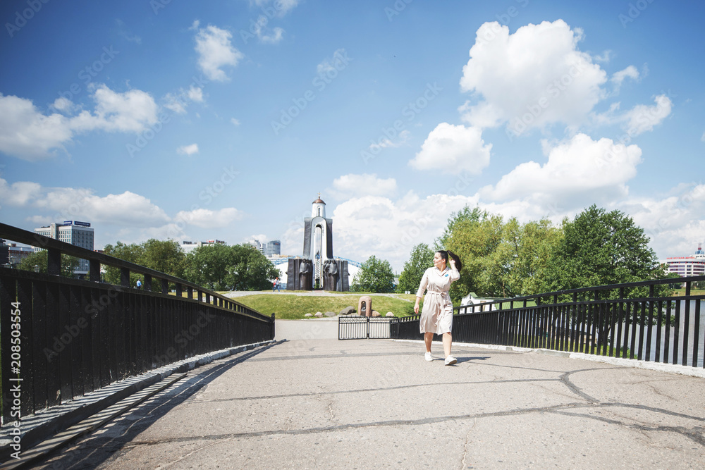 Fototapeta premium girl walking on a sunny day in the city