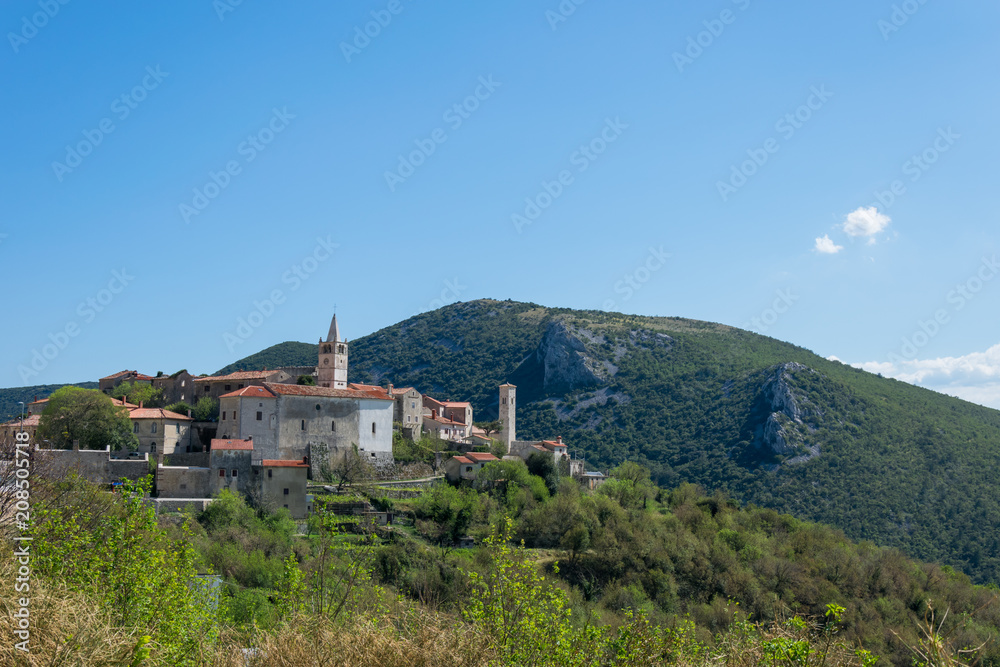 Village croate avec clocher à flan de montagene