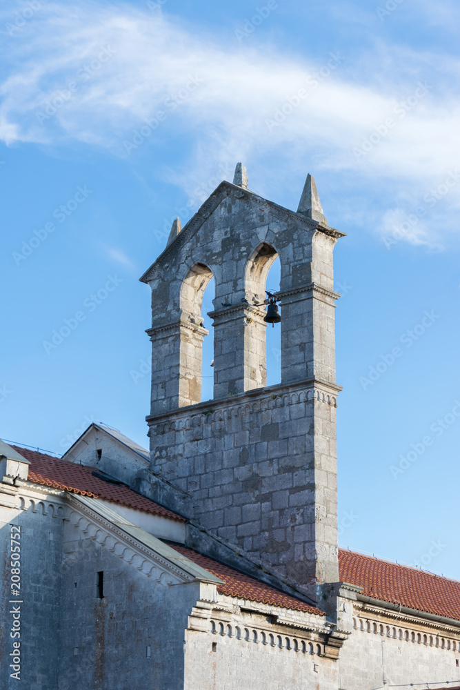 Fototapeta premium Clocher sous un ciel bleu