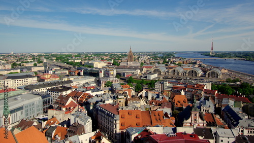 Panorama Rygi stolicy Łotwy, jednego z bałtyckich krajów - w centrum: Wieżowiec Akademii Nauk Łotwy, widoczna także Dźwina oraz maszt komunikacyjny #208512374