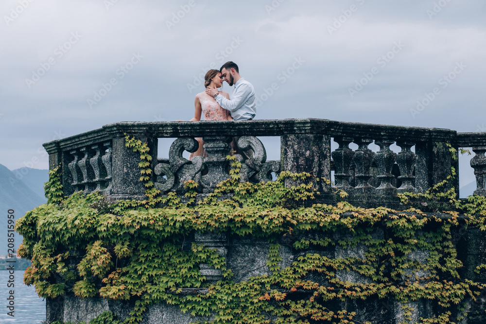 Obraz premium Walk newlyweds by the sea.