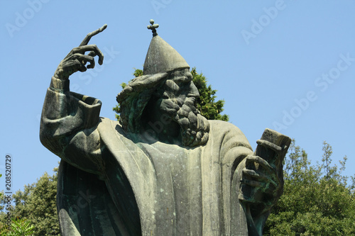 Estatua del obispo Grgur Ninski. Split, Croacia photo