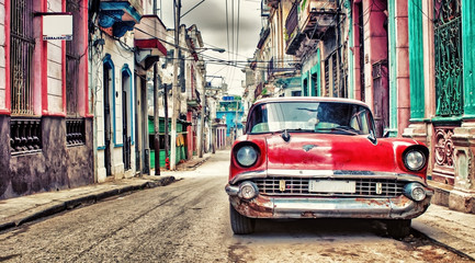 Plexiglas schilderij Cubaanse oldtimers Rode Chevrolet in straat Havana  © javier