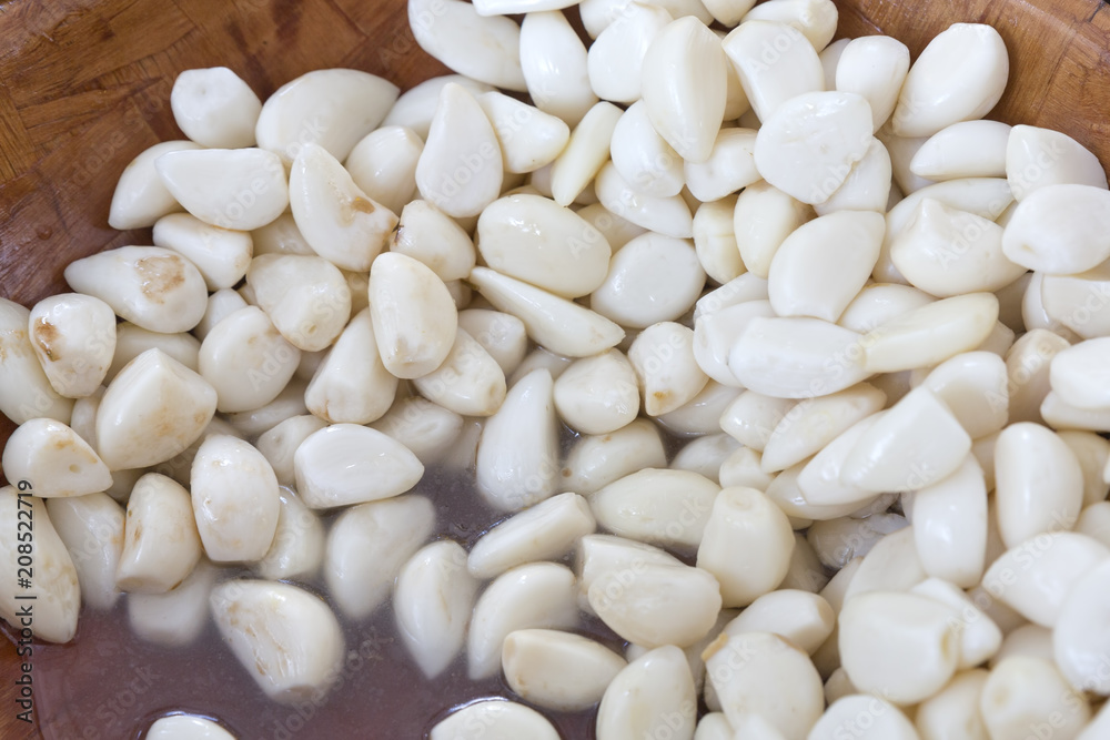 Eingelegte Knoblauchzehen auf einem Markt in Frankreich