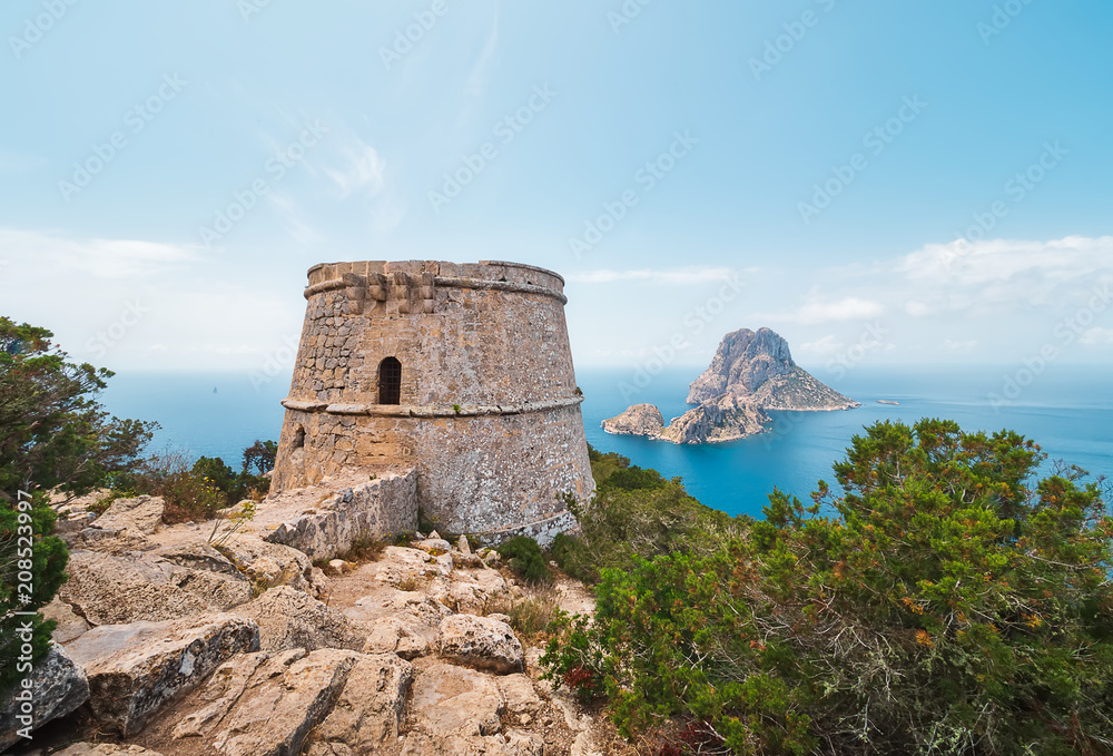 hermoso paisaje  del ocoeano y la Torre des savinar e islotes de Es VEdrá y Es Vedranell, desde un acantilado en el parque natural de cala D´hort en Ibiza, España. 