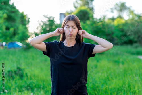 Fotografi The brunette girl in park on nature