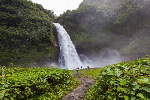 Fotografia Cascada Río Malo, powerful and huge waterfall of white water in El Chaco, Napo p