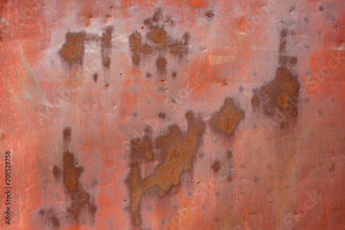 錆びた赤い鉄板の外壁