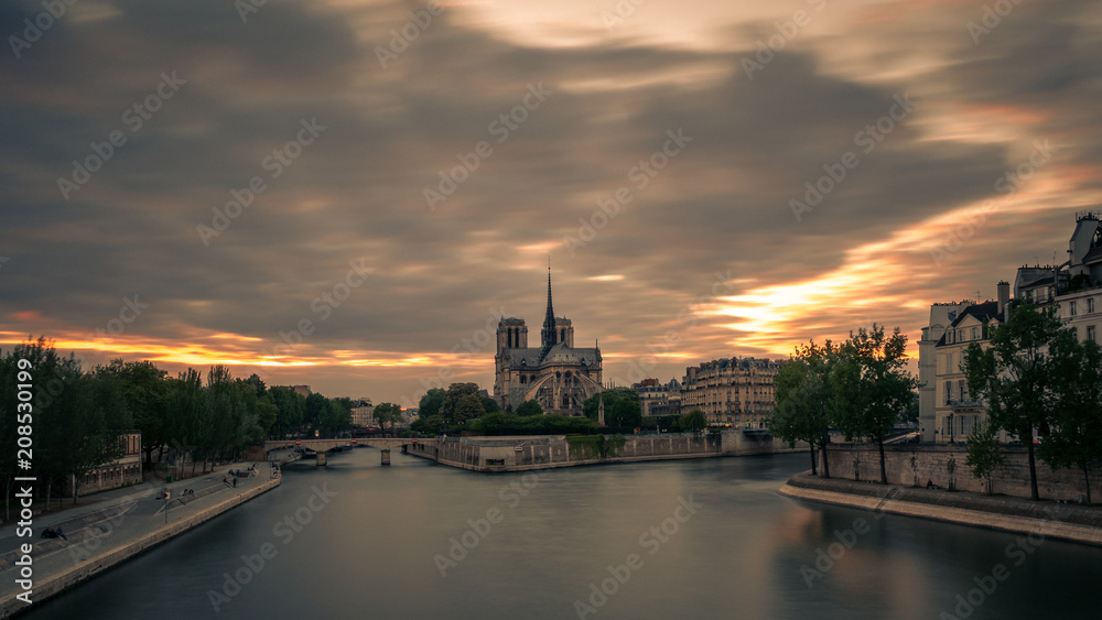 Obraz premium Sunset on Notre-Dame Paris