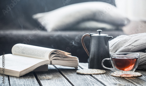 Fotografi still life book and a cup of tea in the living room