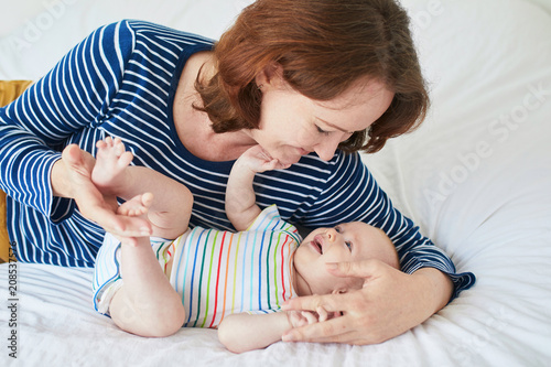 Fotografía Mother and child in nursery