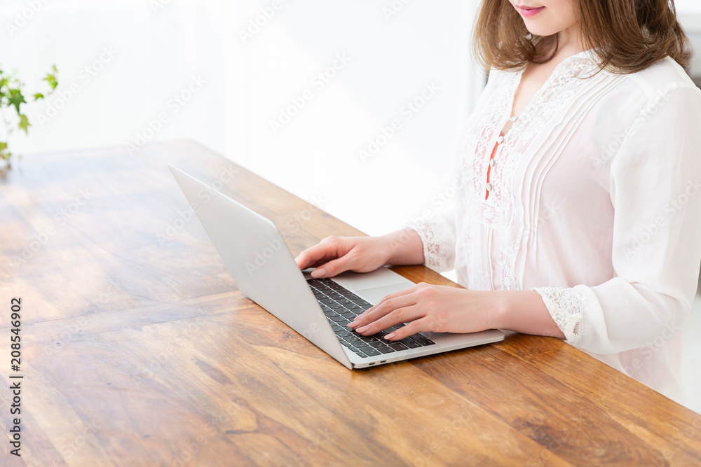 Fototapeta premium ラップトップコンピューターを使う女性 手元