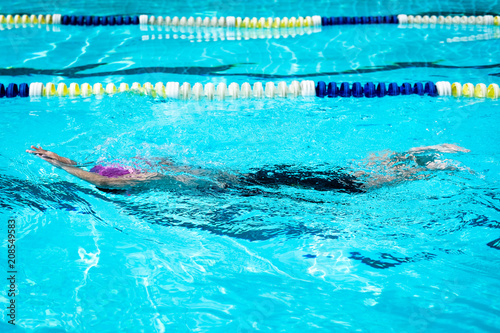 kid learn how to swim in swimming class