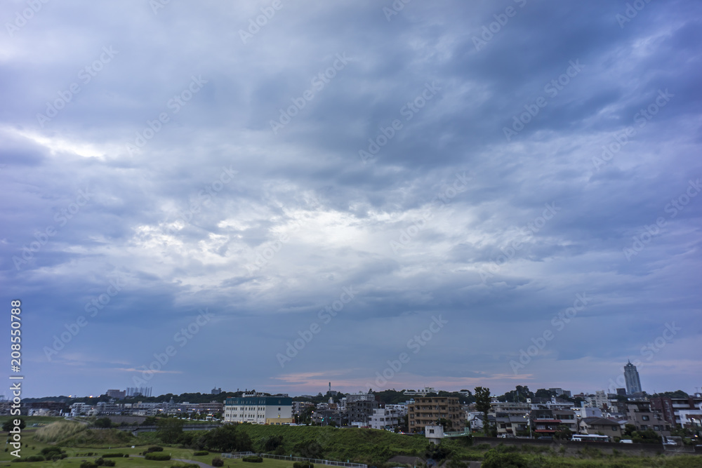 多摩川河川敷の梅雨空 多摩川河川敷の梅雨空