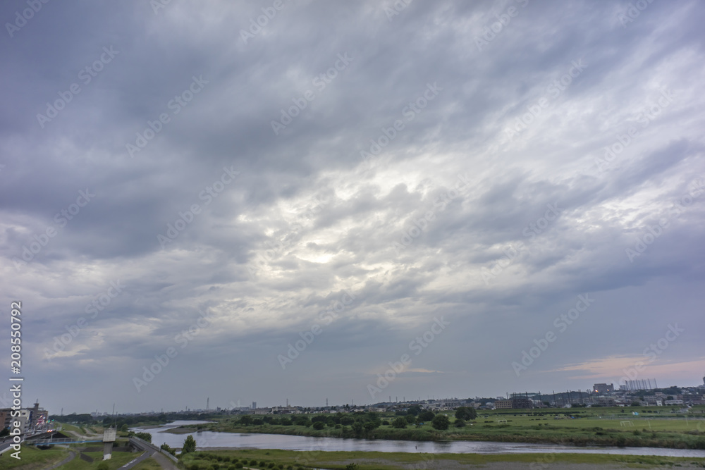 多摩川河川敷の梅雨空