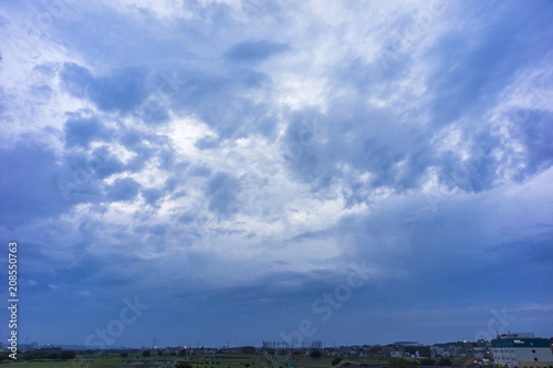 多摩川河川敷の梅雨空