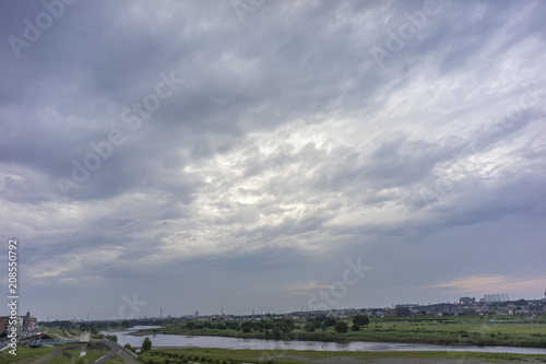 多摩川河川敷の梅雨空 © EISAKU SHIRAYAMA