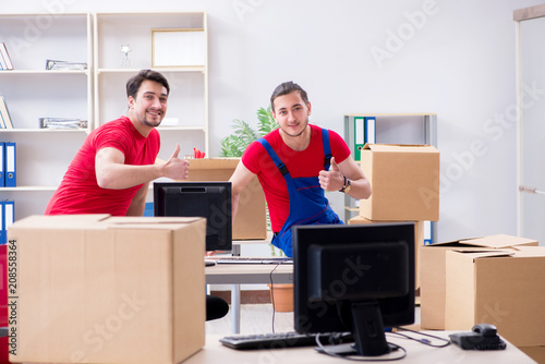 Two contractor employees moving personal belongings © Elnur