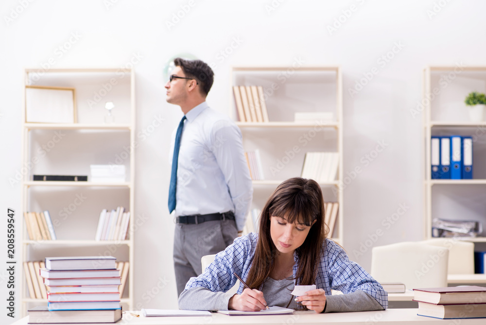 Obraz premium Male lecturer giving lecture to female student