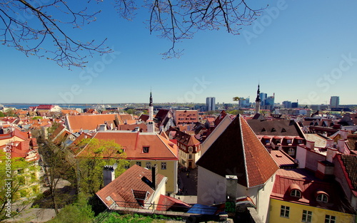 Piękne stare miasto w stolicy Estonii, Tallinie - nowoczesność wymieszana z historią #208560321