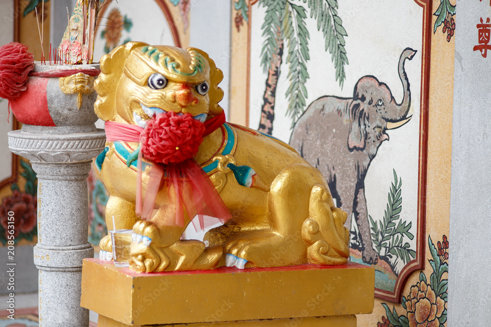 タイ バンコク：タイ中国寺 Thai-Chinese Temple Lao Bun Thao Gong Shrine  ศาลเจ้าเล่าปูนเถ้ากง Photos | Adobe Stock