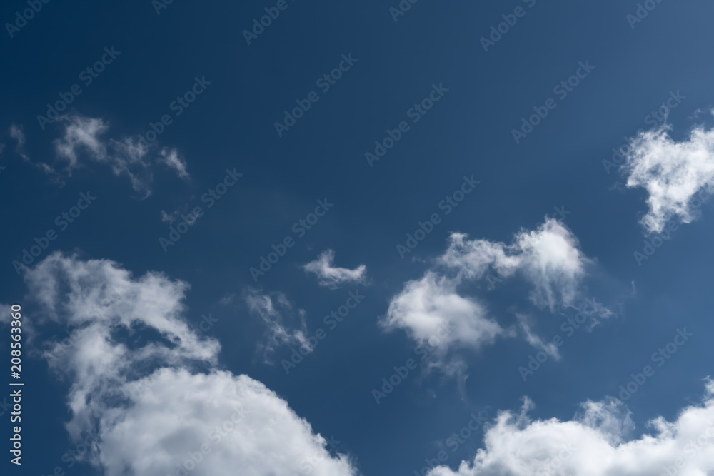 Fototapeta premium blauer wolkiger Himmel