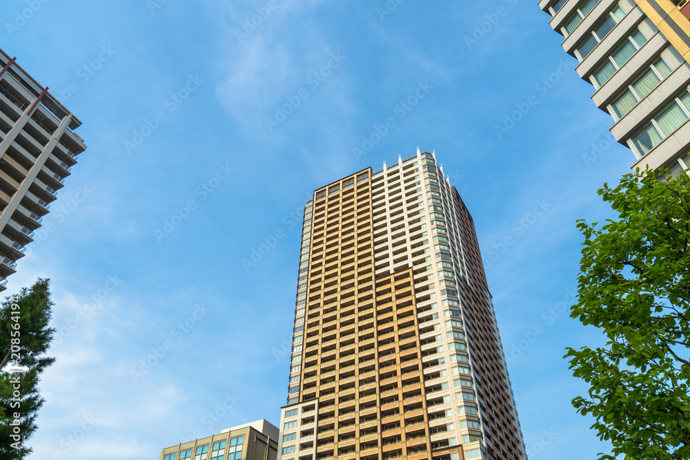 Fototapeta premium 東京目黒のビル群と青空