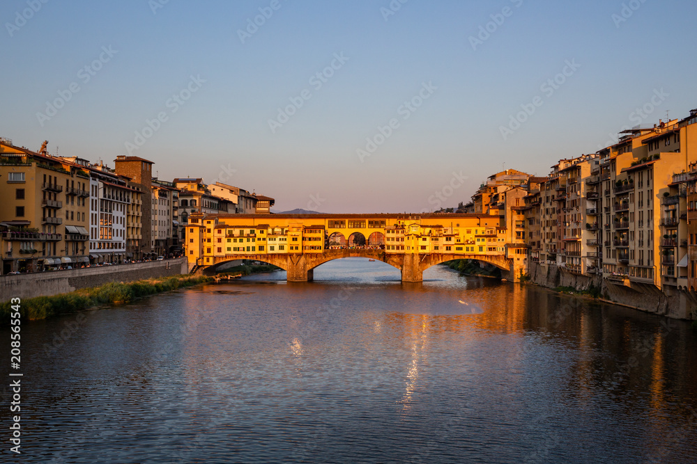 Fototapeta premium Sunset at the Ponte Vechio in Florence