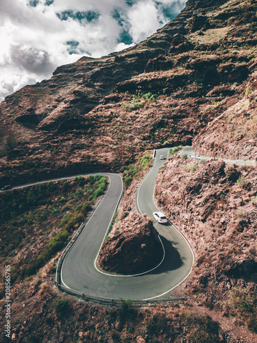 Kurven Strasse von Oben Serpentine winding Road über den wolken im Nebel  Abenteuer Reisen
