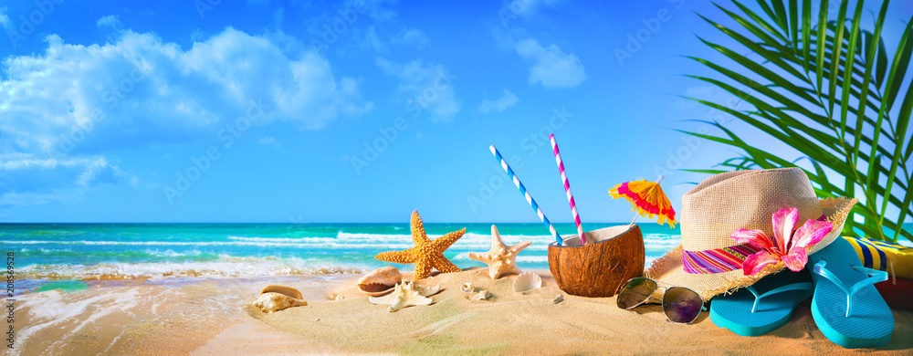 Fototapeta Słomiany kapelusz i okulary przeciwsłoneczni na plaży