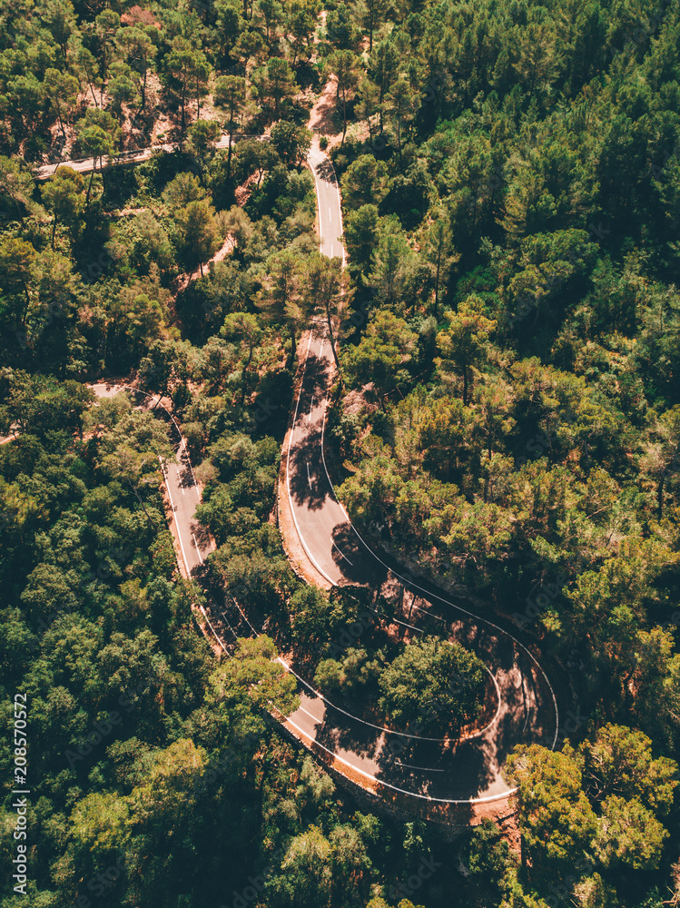 Obraz premium Kurven Strasse von Oben Serpentine winding Road über den wolken im Nebel Abenteuer Reisen