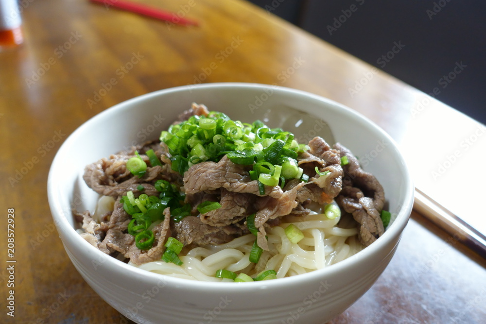日本の美味しい冷やし肉ぶっかけうどん 日本の美味しい冷やし肉ぶっかけうどん