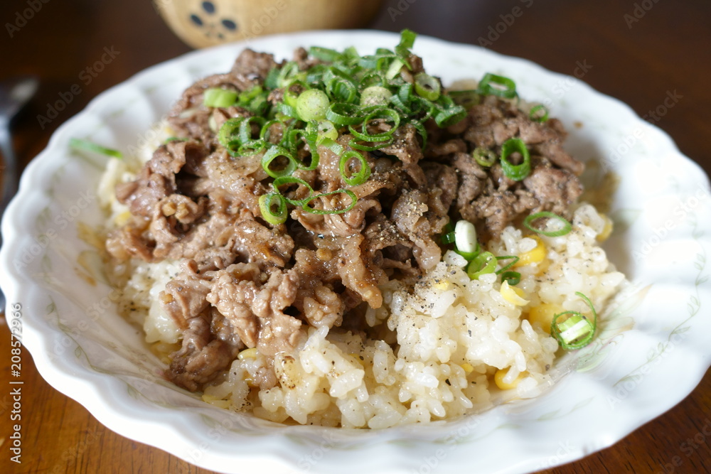 日本の美味しい牛肉のせご飯