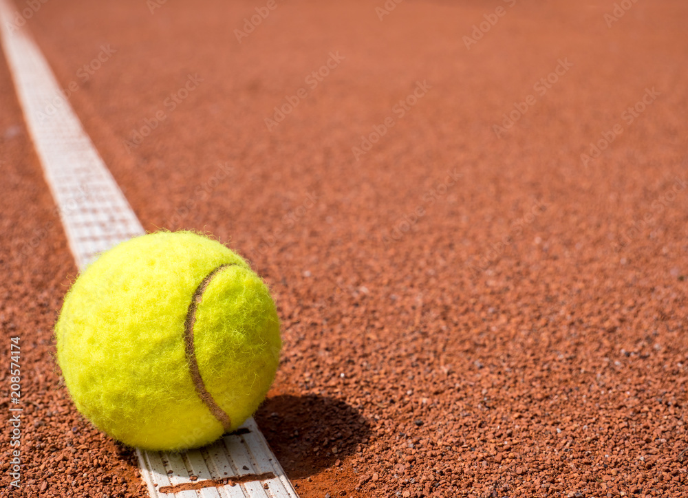 Tennisball auf der Linie 