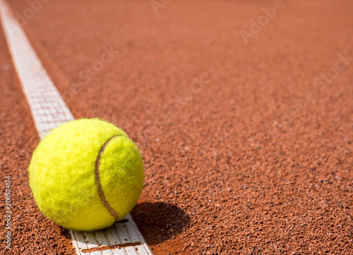Tennisball auf der Linie  © Animaflora PicsStock