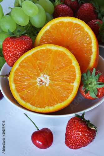 frutta fresca pronta da mangiare  arancia  fragola  ciliegia  uva