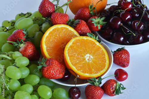 Fototapeta Naklejka Na Ścianę i Meble -  frutta fresca pronta da mangiare, arancia, fragola, ciliegia, uva