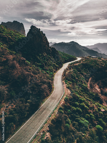 Kurven Strasse von Oben Serpentine winding Road über den wolken im Nebel Abenteuer Reisen