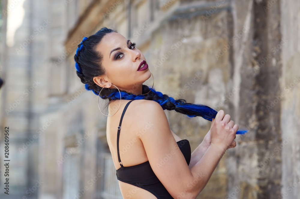 Obraz premium portrait of a young fashionable woman in the city