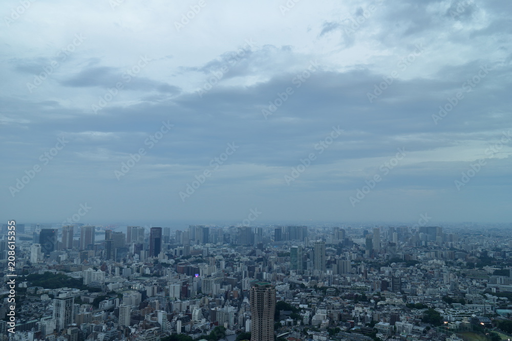 夕暮れの空と東京の街並み