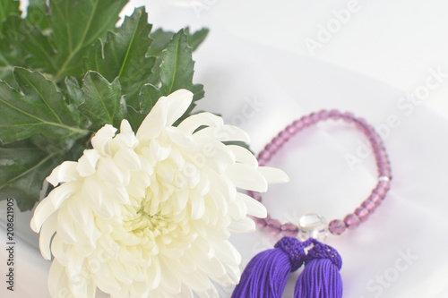 数珠と菊の花