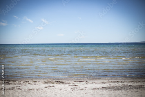 Meer mit Strand und blauer Himmel