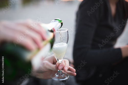 Sekt einschenken am Strand