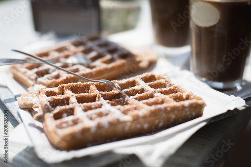 Leckere Waffeln mit Eiskaffee