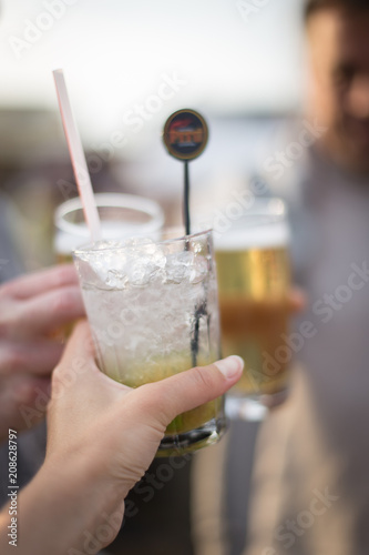 freunde anstoßen cocktail party 