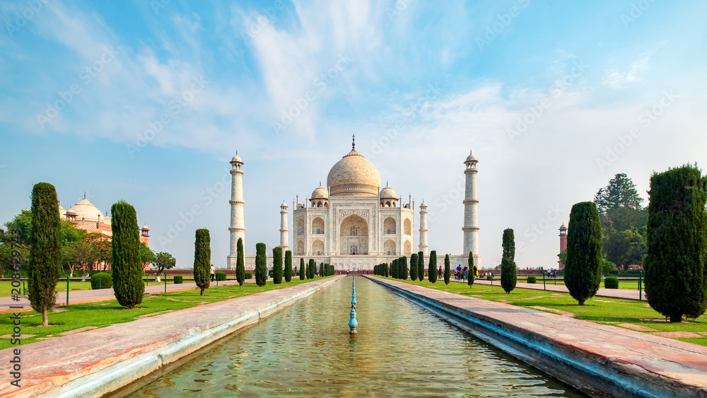 Naklejka premium Taj Mahal frontowy widok odbijał na odbicie basenie, kość słoniowa marmuru mauzoleum na południowym banku Yamuna rzeka w Agra, Uttar Pradesh, India. Jeden z siedmiu cudów świata.