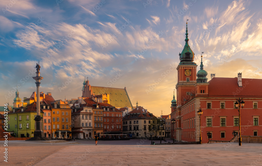 Naklejka premium Warszawa, królewski zamek i stare miasto o zachodzie słońca