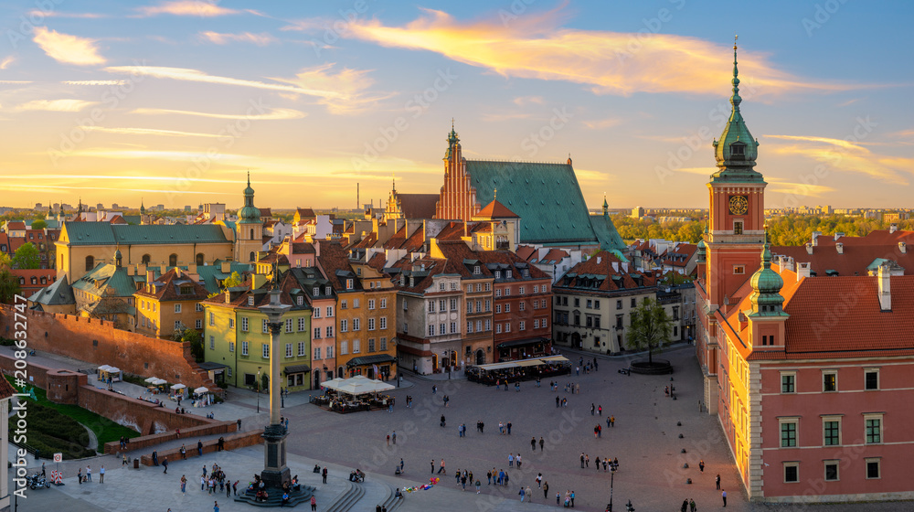 Naklejka premium Warszawa, królewski zamek i stare miasto o zachodzie słońca