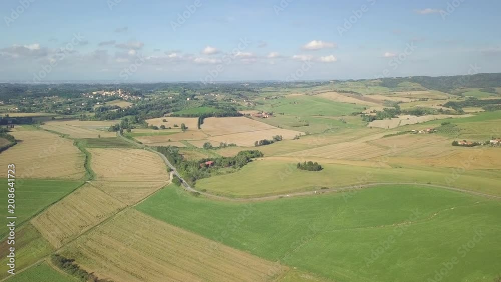 Vista aerea di un bellissimo paesaggio collinare con immensi prati e dune. Val D'Orcia in Toscana 